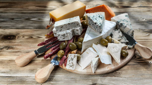 different sorts of cheese on a wooden board - cheese emmental cheese swiss culture cutting board imagens e fotografias de stock