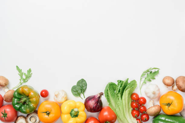 vista superior de verduras maduras y hierbas aislados en blanco - salad ingredient fotografías e imágenes de stock