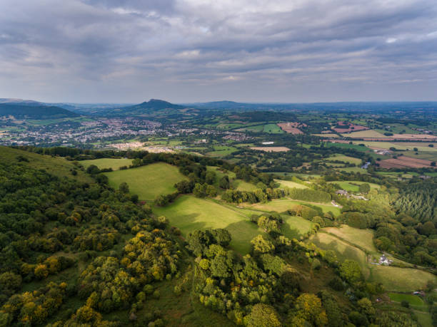 zuckerhut und farm landen in monmouthshire - wales mountain mountain range hill stock-fotos und bilder