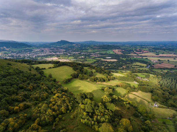 sugar loaf mountain and farm land in monmouthshire - monmouth wales imagens e fotografias de stock