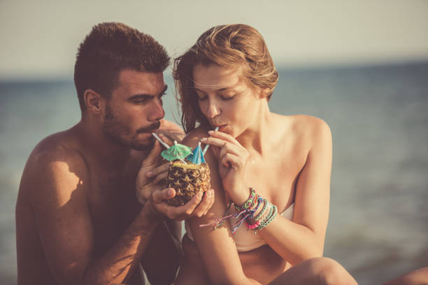 cóctel bebida de pareja junto - summer party drink umbrella concepts fotografías e imágenes de stock