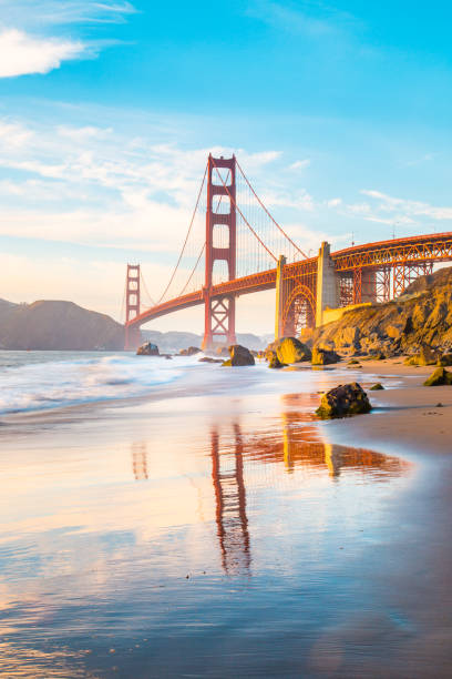 golden gate bridge o zachodzie słońca, san francisco, kalifornia, stany zjednoczone - baker beach zdjęcia i obrazy z banku zdjęć