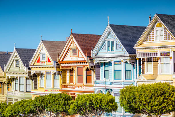 アラモ ・ スクエア、サンフランシスコ、カリフォルニア州、米国でペインテッド ・ レディース - roof row house house san francisco county ストックフォトと画像
