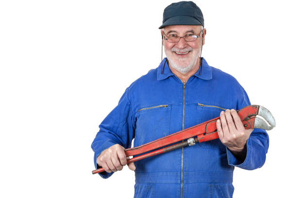 artisan senior souriant - adjustable wrench wrench clipping path red photos et images de collection