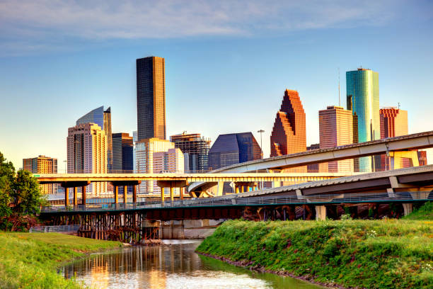 ciudad de houston - houston texas skyline texas office building fotografías e imágenes de stock