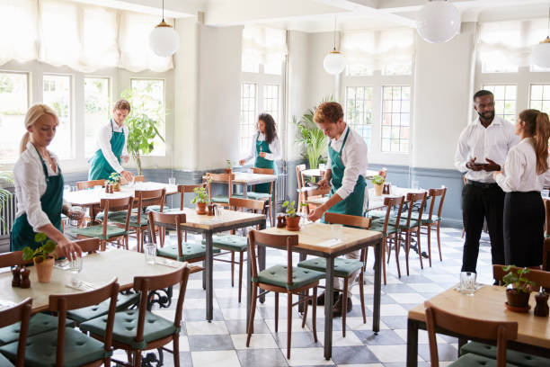 직원 테이블 비어 레스토랑에 누워 - restaurant waiter table wait staff 뉴스 사진 이미지