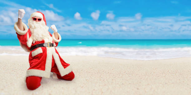 allegri babbo natale è felice della sua perfetta destinazione di vacanza soleggiata in spiaggia. - starfish beach white shell foto e immagini stock