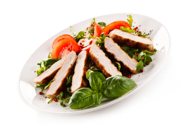 petto di pollo alla griglia e verdure fresche su sfondo bianco - salad caesar salad main course restaurant foto e immagini stock