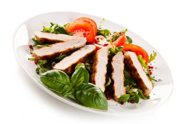 petto di pollo alla griglia e verdure fresche su sfondo bianco - salad caesar salad main course restaurant foto e immagini stock