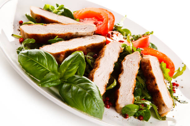 흰색 바탕에 신선한 야채와 구운된 닭 가슴살 - salad caesar salad main course restaurant 뉴스 사진 이미지