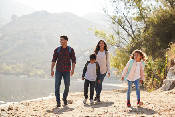 부모와 아이 들 햇살에 산 호수 하이킹 - hiking family looking at camera daughter 뉴스 사진 이미지