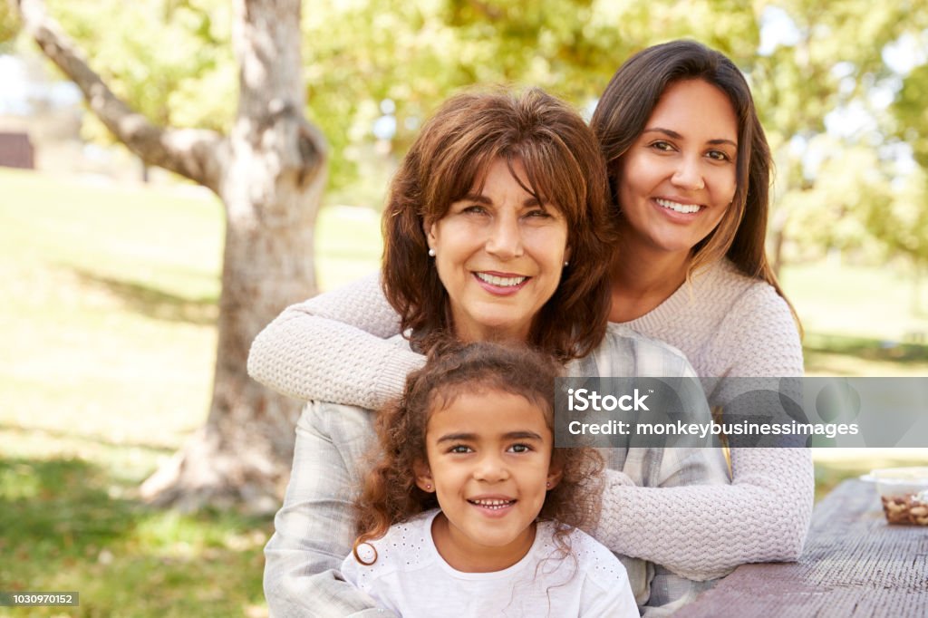 Drei Generationen von Frauen in ein Familien-Picknick in einem park - Lizenzfrei Familie mit mehreren Generationen Stock-Foto