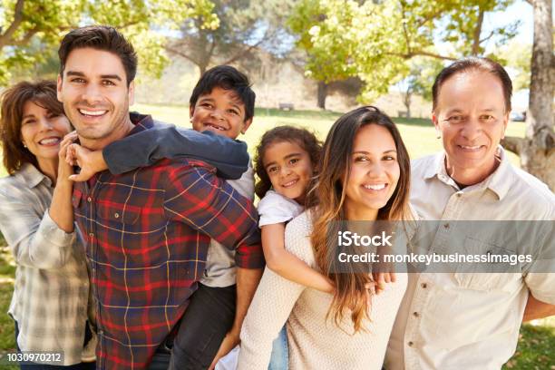 Ritratto Di Famiglia Multietnica Di Tre Generazioni In Un Parco - Fotografie stock e altre immagini di Famiglia