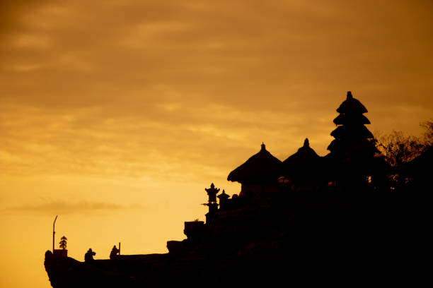 tanah lot temple w bali island indonesia.it jest domem dla starożytnej hinduskiej świątyni pielgrzymkowej pura tanah lot popularnym miejscem turystycznym i znanym miejscem do fotografii - travel destinations bali tanah lot temple zdjęcia i obrazy z banku zdjęć