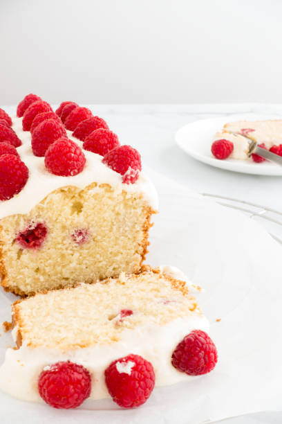 tarta casera de pan de frambuesa decorado con frambuesas - pound cake fruitcake cake loaf of bread fotografías e imágenes de stock