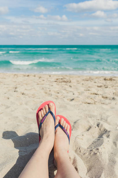 海の眺めをお楽しみいただけます。 - flip flop human foot sand women ストックフォトと画像