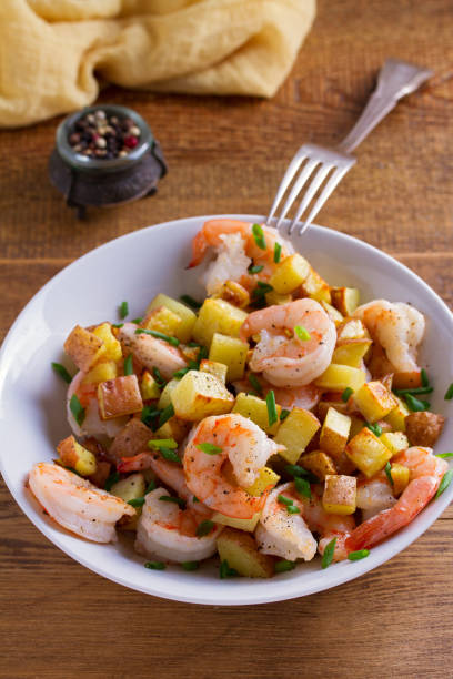 istock Shrimps with scallions and crispy potatoes 1031007674