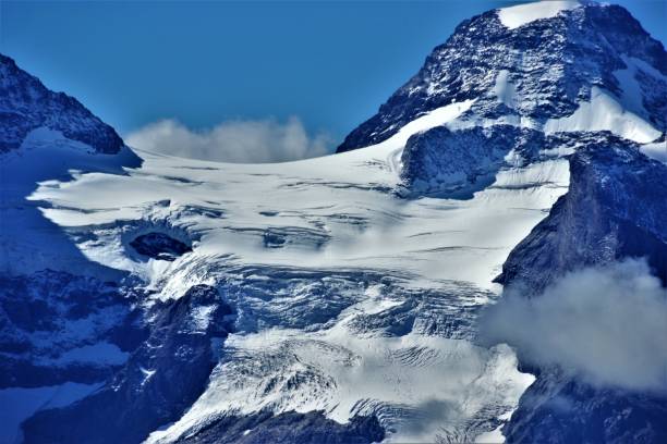 i ghiacciai e i nevai in recupero delle montagne svizzere del massiccio della jungfrau nell'oberland bernese nell'autunno 2018 - jungfraujoch jungfrau bernese oberland monch foto e immagini stock