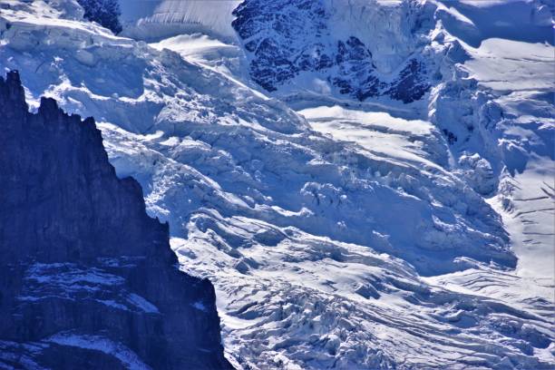 el retroceso de los glaciares y neveros de las montañas de suiza del macizo del jungfrau en el oberland bernés en otoño 2018 - silberhorn fotografías e imágenes de stock