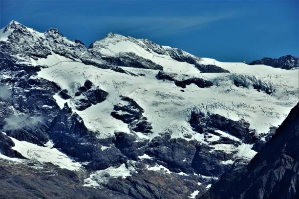 el retroceso de los glaciares y neveros de las montañas de suiza del macizo del jungfrau en el oberland bernés en otoño 2018 - silberhorn fotografías e imágenes de stock