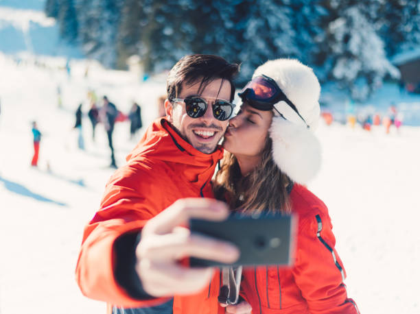 joven teniendo familia selfie en la pista de esquí - skiing snow couple mountain fotografías e imágenes de stock