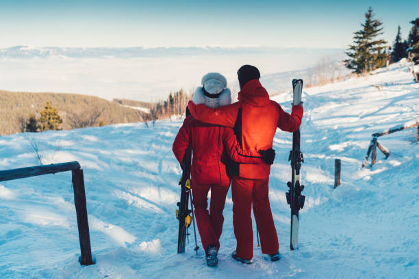 스키 휴가 햇살을 즐기는 커플 - romance skiing ski resort couple 뉴스 사진 이미지