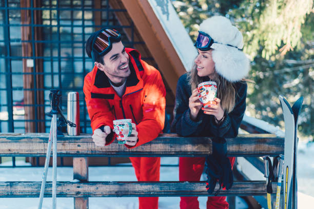 뜨거운 차를 마시는 스키 휴가에 커플 - romance skiing ski resort couple 뉴스 사진 이미지