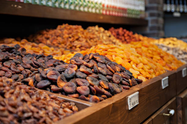 dried apricots - farmers market fruit market berry fruit imagens e fotografias de stock