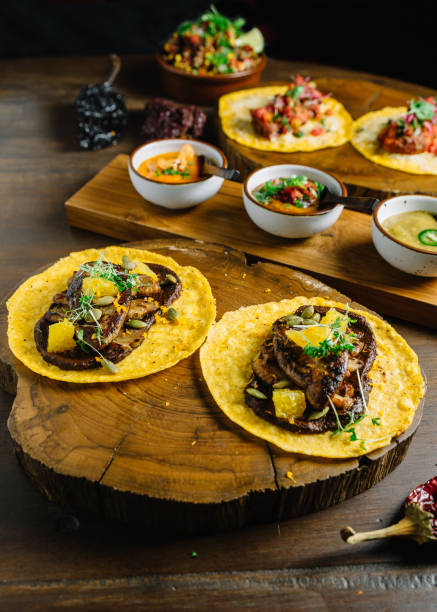 foie gras tacos serwowane na drewnianej deski do krojenia z różnych sosów i meksykańskich suszonych chili. - thai cuisine chili cilantro seasoning zdjęcia i obrazy z banku zdjęć