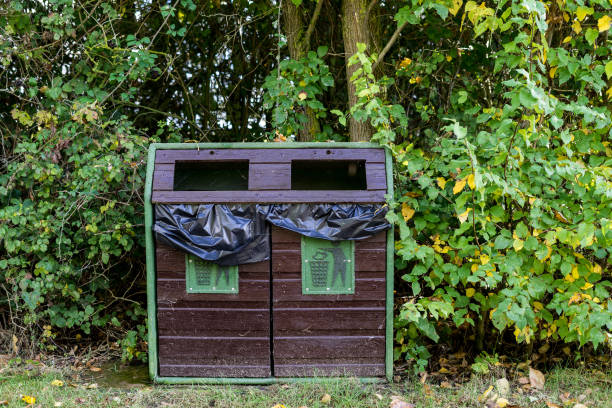 caja en el parque - wastepaper basket fotografías e imágenes de stock