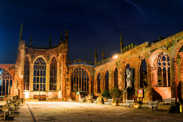 foto notturna della cattedrale di coventry - test nucleare foto e immagini stock