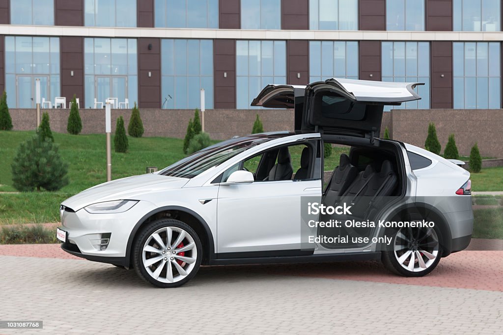 Tesla Model X Hình Ảnh Sẵn Có - Tải Xuống Hình Ảnh Ngay Bây Giờ - Lái Xe -  Di Chuyển Một Chiếc Xe Có Động Cơ, Người Mẫu - Việc Làm, Belarus - Istock