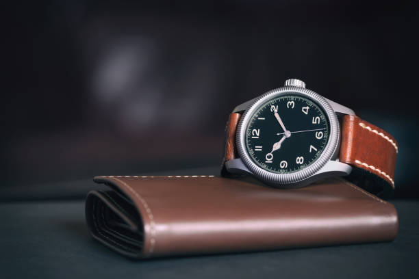 wrist watch and leather wallet - macro hour hand minute hand accuracy imagens e fotografias de stock