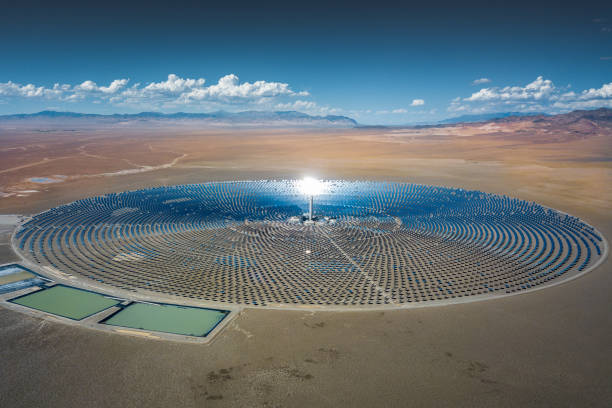futuristica centrale solare termica - nevada usa desert arid climate foto e immagini stock