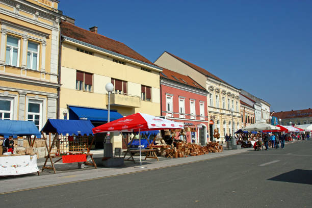 arquitetura antiga de koprivnica, croácia - koprivnica croatia - fotografias e filmes do acervo