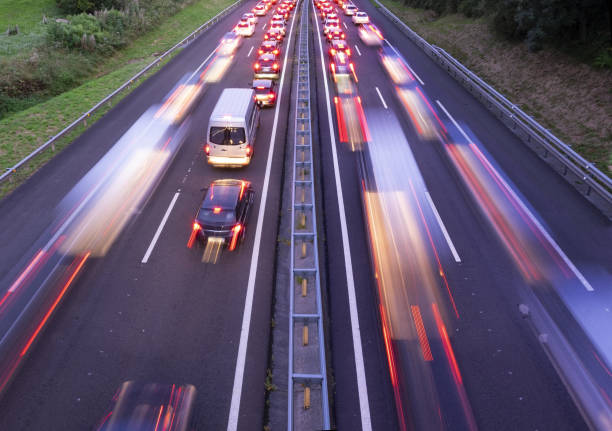 交通渋滞の崩壊は、アル日没の高速道路上の車 - urban scene highway pollution nobody ストックフォトと画像