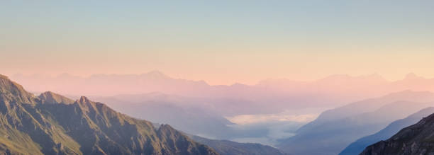 bergtal farbe aus edelweisspitze - mountain scape stock-fotos und bilder
