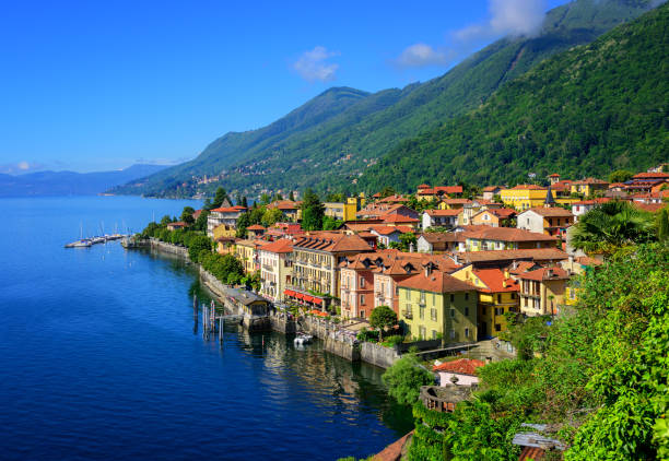 centro storico della riviera del cannero, lago maggiore, italia - tourist resort lake italy scenics foto e immagini stock