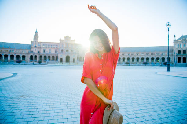 танцующая женщина. - sevilla plaza de espana seville spain с�токовые фото и изображения