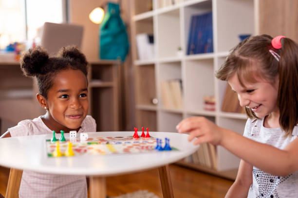 meninas jogar ludo, jogo de tabuleiro - child mixed race person little girls human gender - fotografias e filmes do acervo