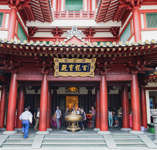 people visit singapore buddha tooth relic temple - dragon china singapore temple imagens e fotografias de stock