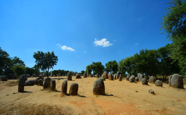 almendres cromlech -  6th millennium bc megalithic complex - menhirs - east view, évora, alentejo, portugal - eternity spirituality landscape rock imagens e fotografias de stock