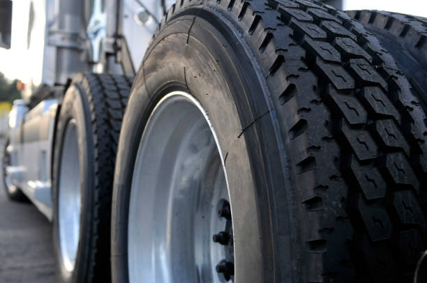 타이어와 큰 바퀴와 큰 장비 세미 트럭 - truck parking horizontal shipping 뉴스 사진 이미지