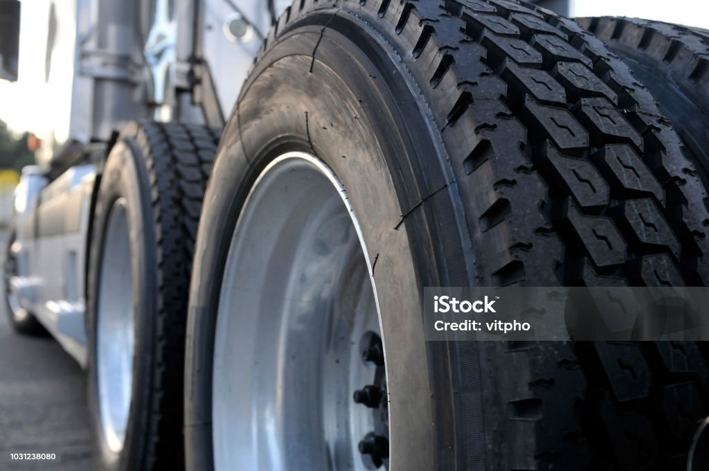 combinatie Vervagen Of anders Big Rig Semi Truck With Huge Wheels With Tires Stock Photo - Download Image  Now - Tire - Vehicle Part, Truck, Semi-Truck - iStock