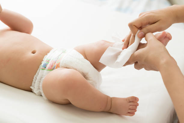 madre-de-limpieza-y-toallitas-cuerpo-y-piernas-del-beb%C3%A9-por-el-tejido-mojado