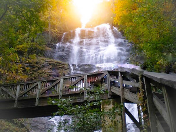 водопад амикалола - blue ridge mountains stream forest waterfall стоковые фото и изображения
