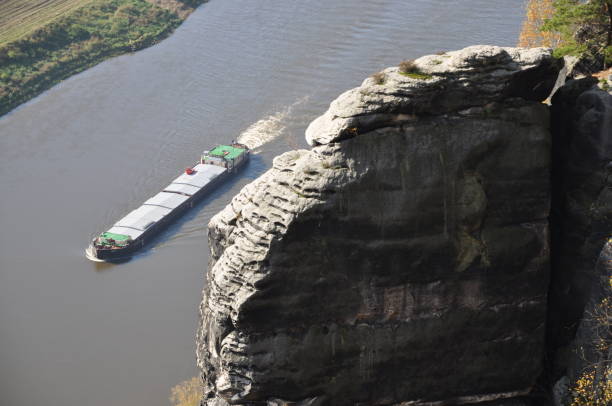 корабль на эльбе - elbe fluss стоковые фото и изображения