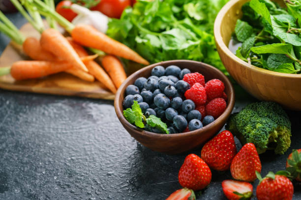 petits fruits sur la table - vegetable fibre photos et images de collection