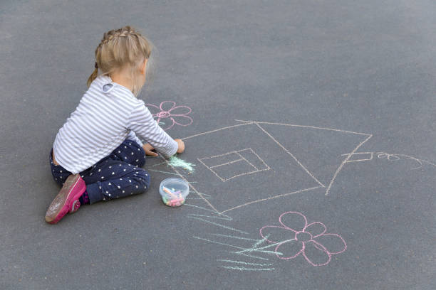 유치원 백인 소녀 초 집 그리기 - little girls sidewalk child chalk 뉴스 사진 이미지
