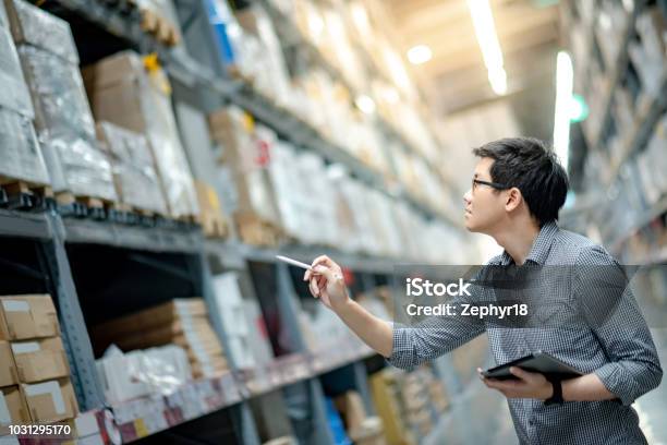 Asiatische Junge Arbeiter Bestandsaufnahme Der Produkt Im Karton In Den Regalen Im Lager Mithilfe Von Digitalen Grafiktabletts Und Stiften Zu Tun Inventurgrafkonzept Stockfoto und mehr Bilder von Lagerhalle